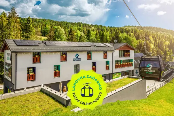 Apartamenty Bachledka Słowacja z kolejką linową w tle. Zielony neon informuje o darmowej kolejce podczas całego pobytu.