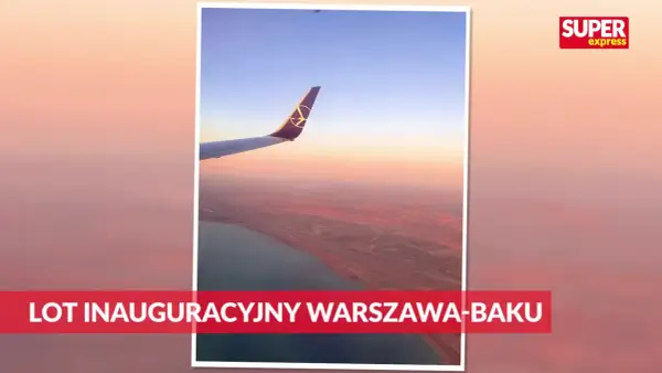 Skrzydło samolotu nad wybrzeżem podczas lotu do Azerbejdżanu. Inauguracyjny lot Warszawa-Baku.