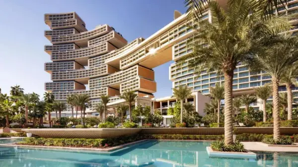 Hotel Atlantis w Dubaju, z basenem i palmami, zaprasza na niezapomniane wakacje.