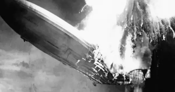 Hindenburg sterowiec płonie w powietrzu, dramatyczny moment katastrofy.