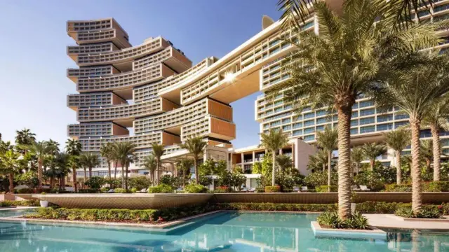 Hotel Atlantis w Dubaju, z basenem i palmami, zaprasza na niezapomniane wakacje.